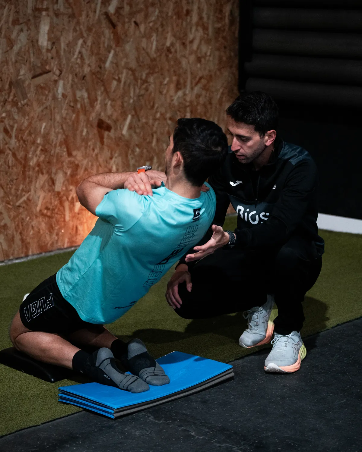 Antonio Piepoli corrigiendo un ejercicio a un deportista durante una sesión de readaptación